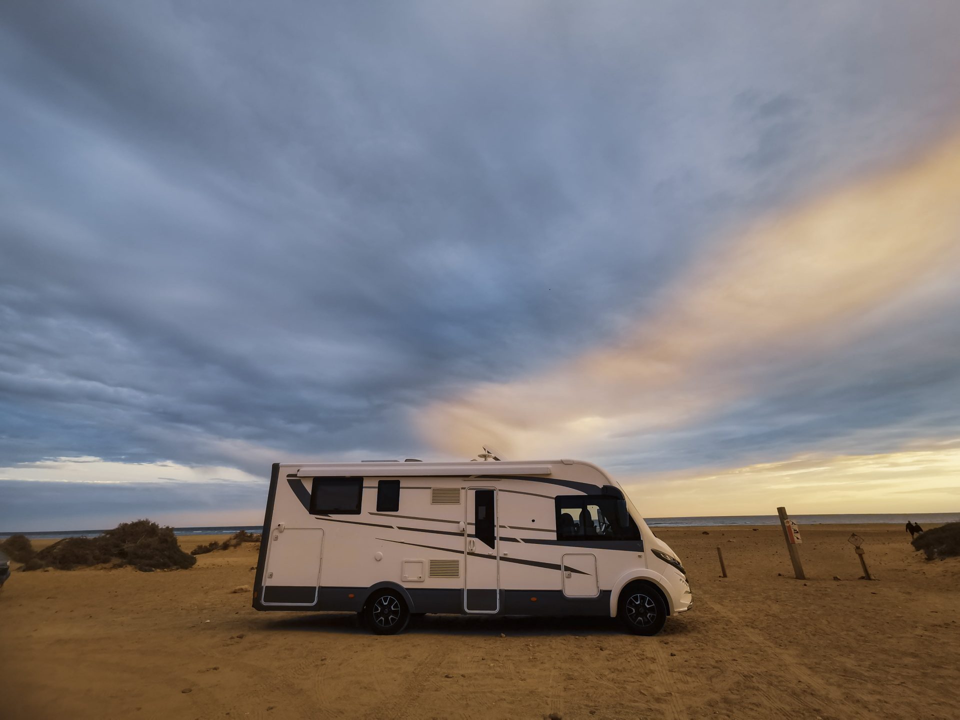 Camper in avvicinamento al temporale con rovesci di grandine